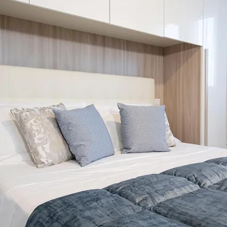 Luxury Penthouse, * 올비아